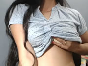 Chica de la India en la transmisión en vivo Teasing