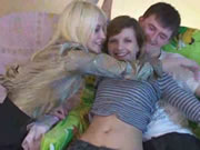 Pareja de chicos y chicas de fiesta y sexo